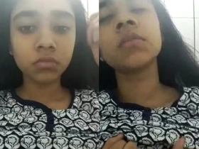 Buxomy girl flaunts her mammories in