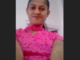 Nice Lankan doll flaunts her body in a