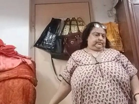 Watch a mature aunty in a torrid solo