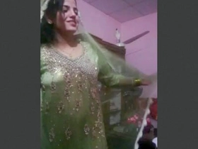 Bhabi from Pakistan likes oral and