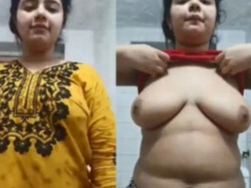 Lovely Indian gal flaunts her bare body