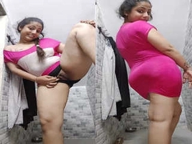 Amateur Indian gal shows off her naked