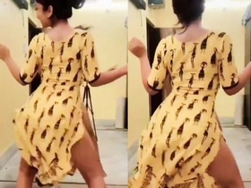 Indian babe's booty shakes in sexy dance