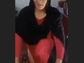 Pathan's wifey flaunts her butt and