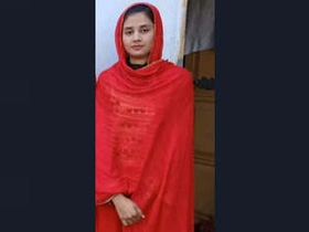 Pakistani wifey flaunts her cutie in a