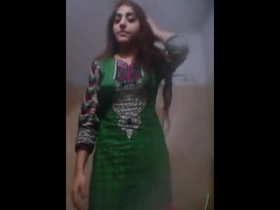 Desi school schoolgirl flaunts her body