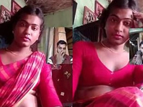 Aunty in hot saree shows off her belly