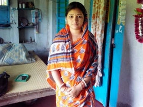 Boudi unsheathes her breasts and pussy